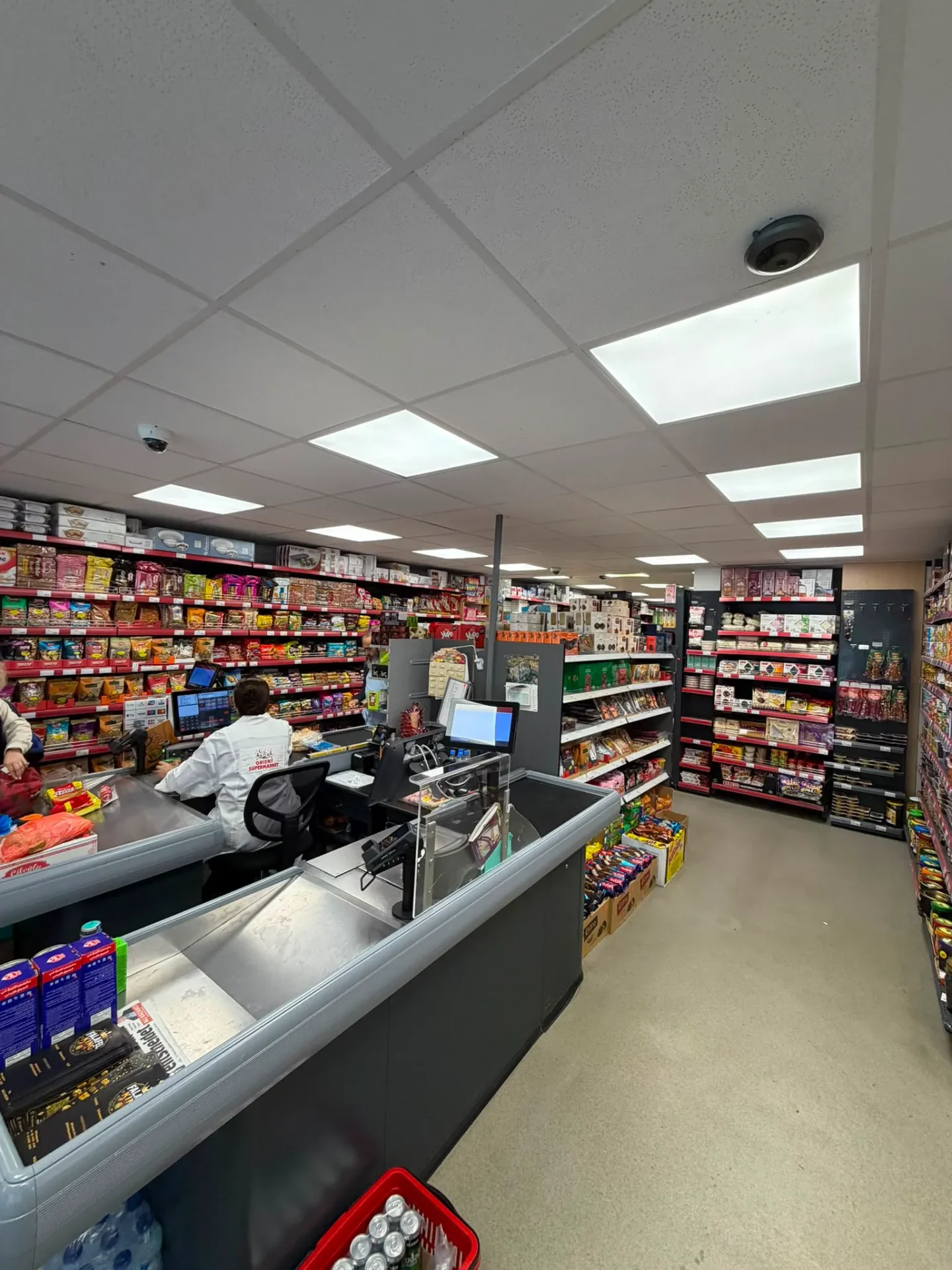 Kassenbereich des NMS Orient Markts