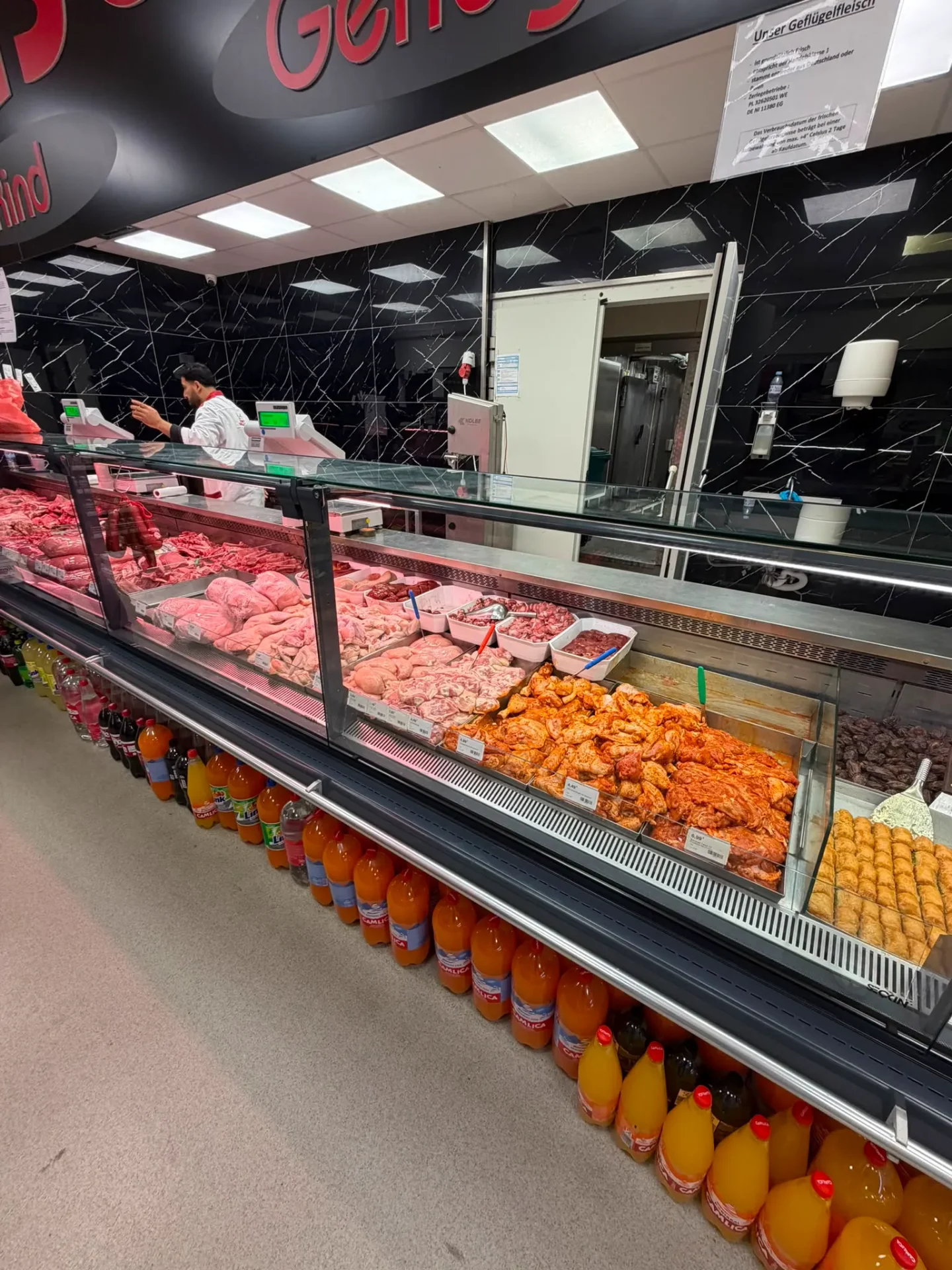 Frische Halal-Fleischtheke im NMS Orient Markt